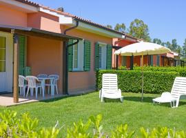 Residence with swimming pool in Mazzanta just 600 meters from the beach, aparthotel em Mazzanta