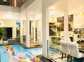 Socialite Luxury Villa 6 Bedroom Private Pool Rooftop, luxury hotel in Karangploso