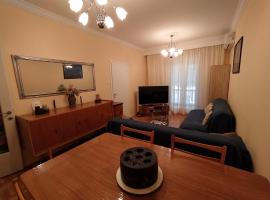 Cozy three BDRMS central APT at five Filippou str, хотел близо до Църква „Агиос Димитриос“, Солун