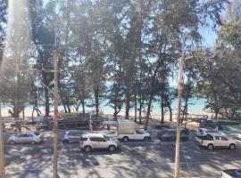 Beachfront Family room, Relax & Sunbathe 5 guests, hotel s bazénem v destinaci Ban Chak Phai
