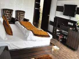 Hotel Riya Palace By Standards, hotel a prop de Aeroport de Pantnagar - PGH, a Haldwāni