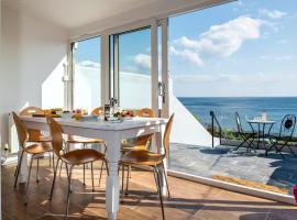 Hawkins Cottage with Hot Tub, hotelli kohteessa Torpoint