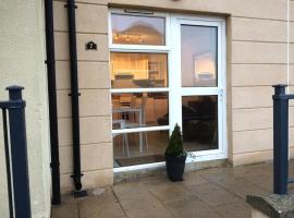 Deluxe Seaside Ground Floor Apartment With Patio & Private Entrance, marine court, huoneisto kohteessa Bundoran