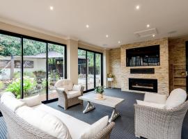 A Touch of Red - Spa, Theatre, Sleeps 6!, spa hotel in Waurn Ponds