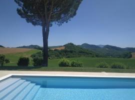 Villa Paola Holidays, hotel in SantʼAngelo in Vado