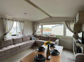Luxurious Three Bedroom Caravan, campsite in Jaywick Sands