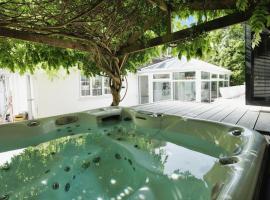 Luxury 5 Bedroom Home In Brighton With Hot Tub, luxury hotel in Brighton & Hove