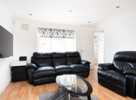 3BR Home A Cosy Ealing Haven in London, feriehus i Northolt