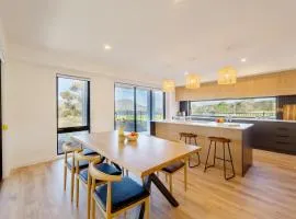 Hobart Luxury Waterfront Retreat 4BR Award-Winning Stay