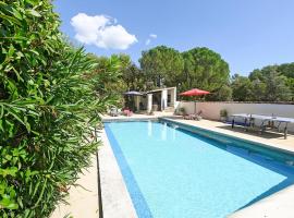 Nice Home In Maubec With 3 Bedrooms, Private Swimming Pool And Outdoor Swimming Pool, hotel din Maubec