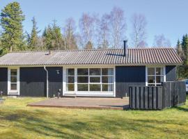 3 Bedroom Awesome Home In Hadsund, hotell i Helberskov