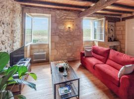 Nice Apartment In Puisseguin With Wi-fi, hotel i Puisseguin