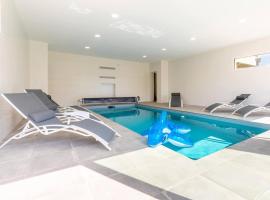 Villa Azénor Bretagne Piscine Intérieure Partagée toute l'année 100m plage, holiday home in Sibiril