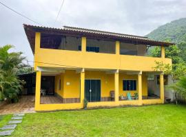 Casa com churrasqueira e piscina, perto de riacho, casa de temporada em Angra dos Reis