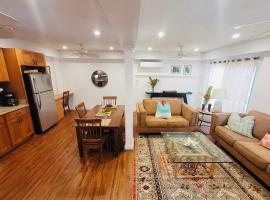 Spacious 3-Bedroom 2-Bath Apartment with Kitchen and AC, lodging in Kailua