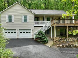 17-Seat Theater, Hot Tub and Game Room Ideal Home!, spa hotel in Massanutten