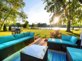 Riverfront Retreat! Water front and dog friendly!, family hotel sa Two Rivers