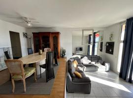 Duplex : dernier étage avec balcon, hotel en Le Mée-sur-Seine