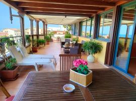 "Appartamento del Mare Gliaca" con vista Isole Eolie,ampia terrazza,wifi e parcheggio gratuito: Piraino'da bir otel