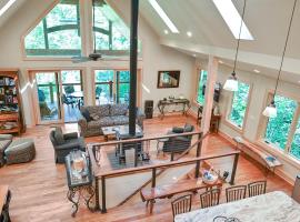 Amenity-Packed Holiday Home, cottage in Weaverville