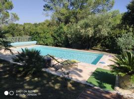 Proche Uzès petit gîte avec grande cuisine d'été et piscine, feriebolig i Saint-Siffret