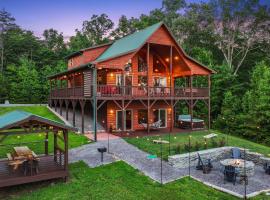 Murphy Cabin with Hot Tub, Fire Pit and Mountain Views, casa de campo em Turtletown