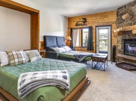 Mountain Condo with Pool 2 Mi to Granby Ranch!, хотел, който приема домашни любимци, в Гренби