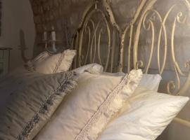 PalazzOliva - Boho chic Guest house in the historic heart of Martina Franca, hostal o pensió a Martina Franca