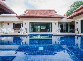 Lotus Pool Villa, hytte i Rawai Beach