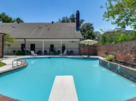 Stunning Baton Rouge Home with Pool Near LSU!, hotel care acceptă animale de companie din Baton Rouge