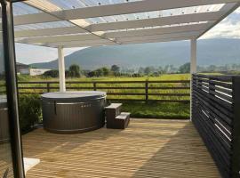 Castle View Chalet by Clonlum Cottages, cabin in Newry