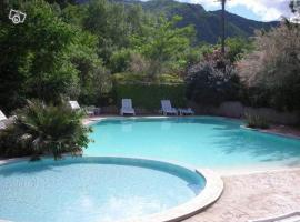 Sud Ardeche joli chalet clim piscine rivière LE CERF Village du serre, hotel di Gravières