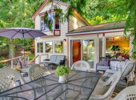 Lakefront Snohomish Cottage with Private Dock!, hotell med parkering i Snohomish
