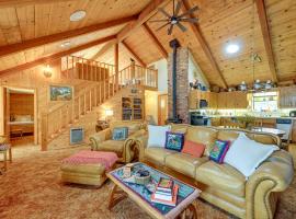 Cozy Family-Friendly Badger Retreat with Fireplace!, casa o chalet en Badger
