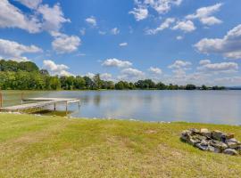 Lakefront Alabama Escape with Boat Dock and Fire Pit!，森特的飯店
