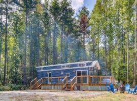 Tree-Lined Penrose Cabin about 6 Mi to DuPont Forest!, hotel with parking in Penrose