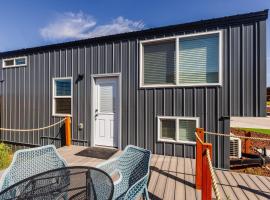 New calm & relaxing Tiny House w deck near ZION, tiny house in Apple Valley