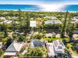 Viesnīca Shirley Beach House, right in heart of Byron Bay, walking distance to town and most famous beaches, Pet Friendly pilsētā Baironbeja