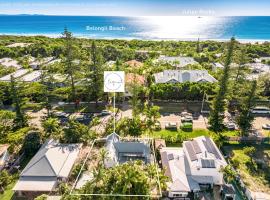 Shirley Beach House, right in heart of Byron Bay, walking distance to town and most famous beaches, Pet Friendly, cottage in Byron Bay
