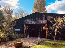 Large Private Cabin with Hot Tub, in 5 Acres - intimate Special stay For 2 Adults - plus 1 child under 2 for free - dog friendly, hotel con parcheggio a Downham