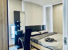 2 Bedroom Nice Location @ BTS onnut, hotel with parking in Bang Chak