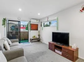 Stunning 2BR in Kelston - WIFI - Carpark