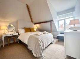Quirky 2-bed flat w/ parking central Kingsbridge, hotel v mestu Kingsbridge