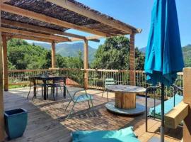 Ardèche Cottage Maison en Ardèche à Thuyets Pont du Diable, avec Terrasse avec vue, מלון בThueyts