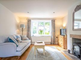 Pass the Keys Delightful Millend Cottage with Parking and Patio, hotel with parking in Northleach