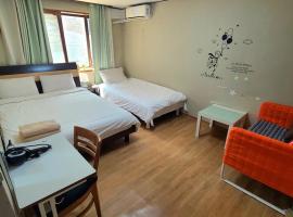 Appletree Guesthouse, hotel near Aleumdeuli Small Library, Seoul