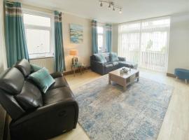 The Gateway a lovely Spacious Seaside Property close to the beaches , centrally located in Porthcawl, hótel í Newton