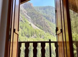 Cozy Chalet With Mountain Views in Ussin, Valtourneche, Parking, brunarica v mestu Chamois