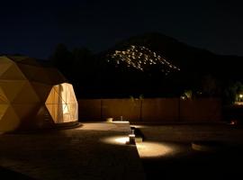 منتجع جلامبنغ - Glamping Resort, khu glamping ở Al Fawwāz