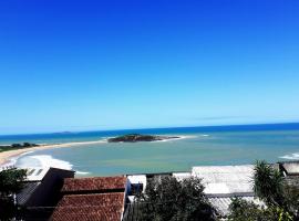 Casa na praia de Setiba com panorama fantástico, hotel en Guarapari